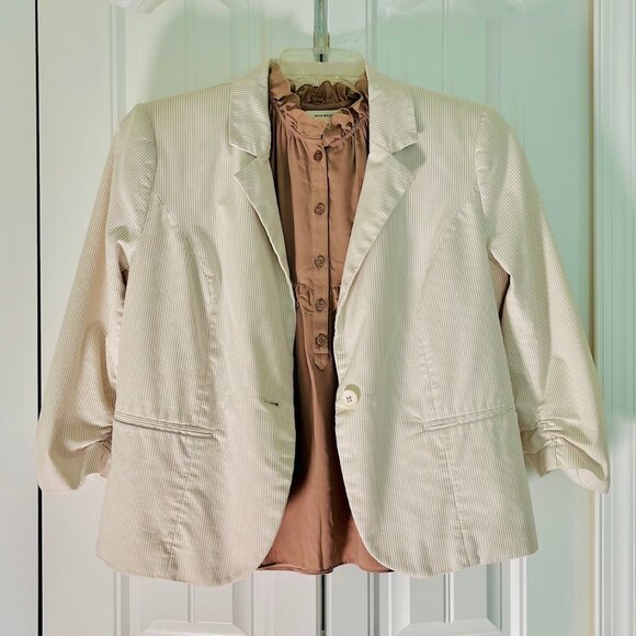Max Studio Flutter Sleeve Blouse in Beige (L) New with Tags - Picture 8 of 9